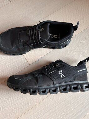 On Running Cloud 6 Waterproof in Black - Size 7.5W